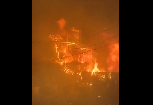 (VIDEO, FOTO) Los Anđeles U PLAMENU: Prvi snimci požara koji guta sve pred sobom, evakuisano 30.000 ljudi, a poznati ne znaju da li su OSTALI BEZ DOMA