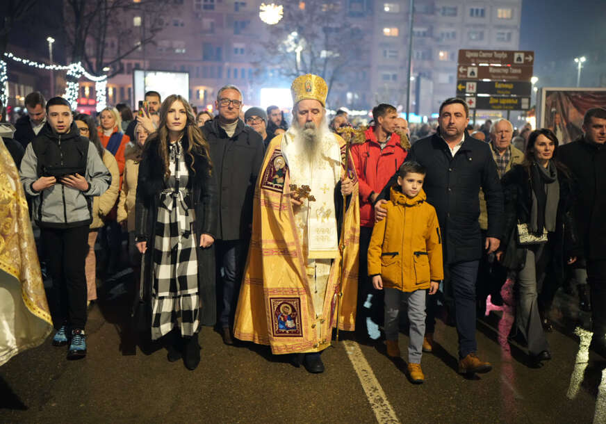 (FOTO) Mitropolit Fotije služio večernju službu: Ispred zgrade Gradske uprave u Bijeljini osveštan i naložen badnjak
