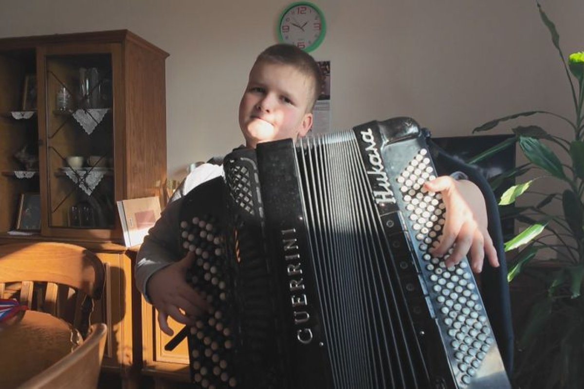 Niko Ruzic Nikola Ružić (10) od harmonike kupio 4 teleta, pa svima poslao snažnu ...