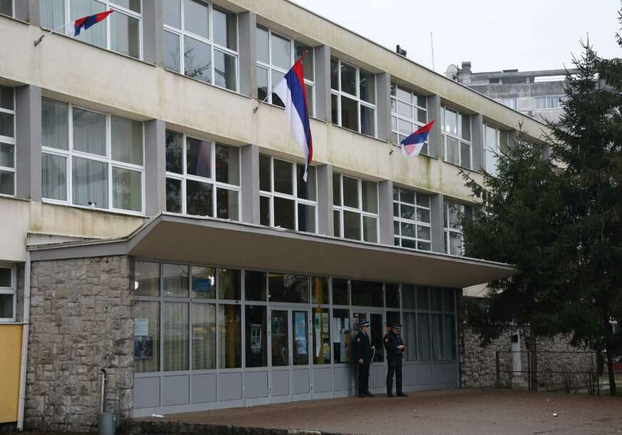U TOKU PROTIVDIVERZIONI PREGLEDI Policija u školama širom Srpske nakon dojave o bombi, DJECA ODMAH VRAĆENA KUĆAMA