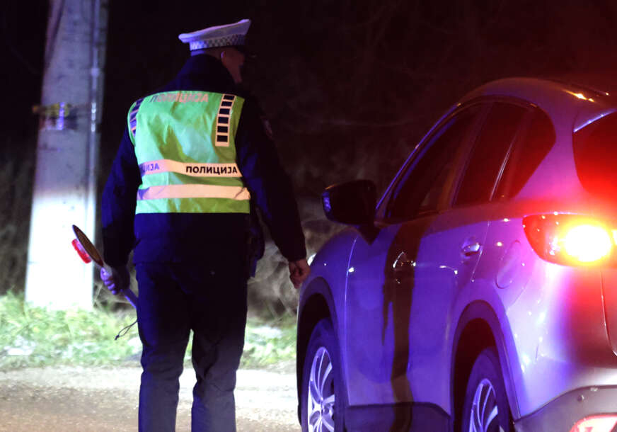 policija kontroliše saobraćaj 