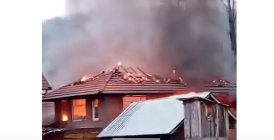 (VIDEO) BIVŠI SUPRUG IZAZVAO POŽAR Zapalio sve što su žena i on gradili 31 godinu braka, gorjeli kuća, auto i motor