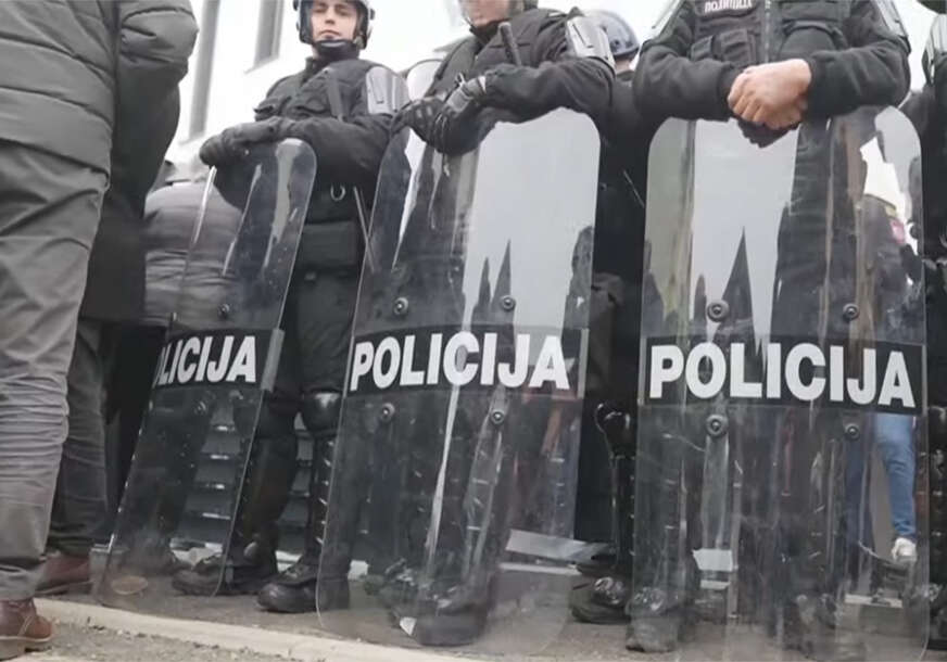 policijski kordon ispred tužilaštva u Bijeljini