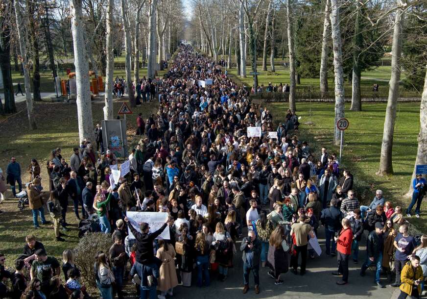 (VIDEO, FOTO) Studenti iz Banjaluke stali uz kolege u Srbiji: Ćutanje za nastradale u Novom Sadu, SNAŽNE I NEDVOSMISLENE PORUKE, a u masi i stariji i mlađi