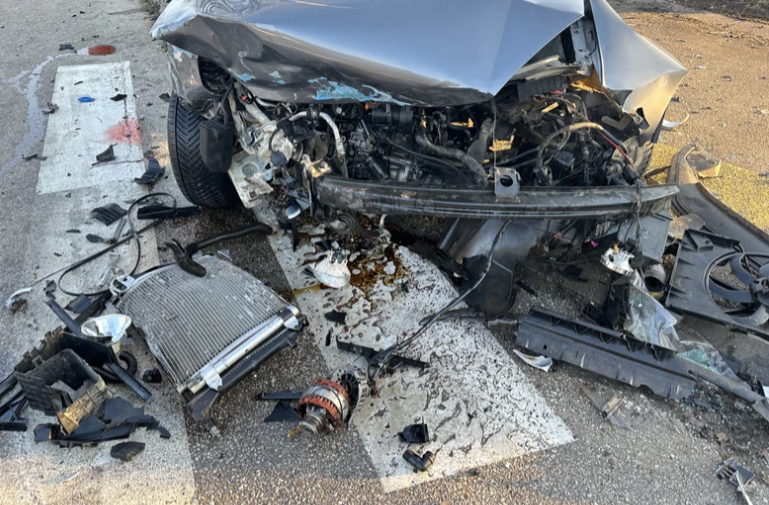 TRAGEDIJA NA BOŽIĆ Trkali se automobilima, pa UDARILI KONJA, nesrećna životinja odletjela i zakucala se u banderu