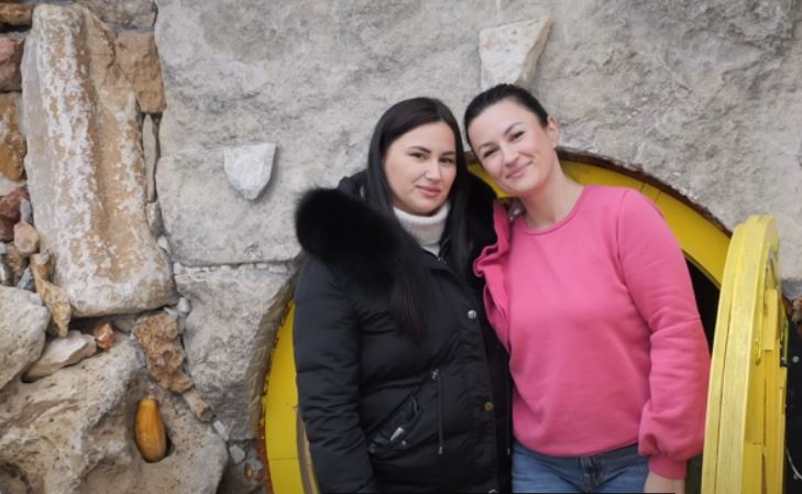 Sestre Milićević prave hobitsko naselje 