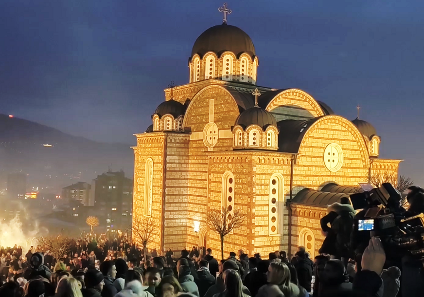 (VIDEO) Dostojanstveno obilježeno Badnje veče: Više od 1.000 ljudi na službi i nalaganju badnjaka u Sjevernoj Mitrovici