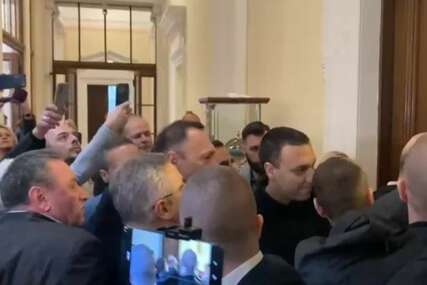 Haos u Skupštini Srbije