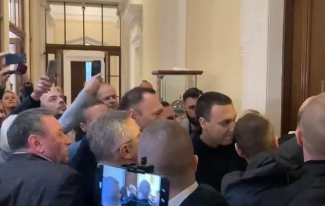 Haos u Skupštini Srbije