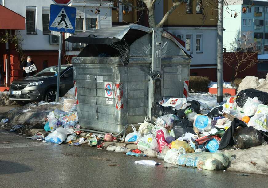 (FOTO) Šta će sada biti IZGOVOR I RAZLOG: Vrijeme se odavno primirilo, a u Banjaluci i dalje GOMILE SMEĆA I HRPE SNIJEGA