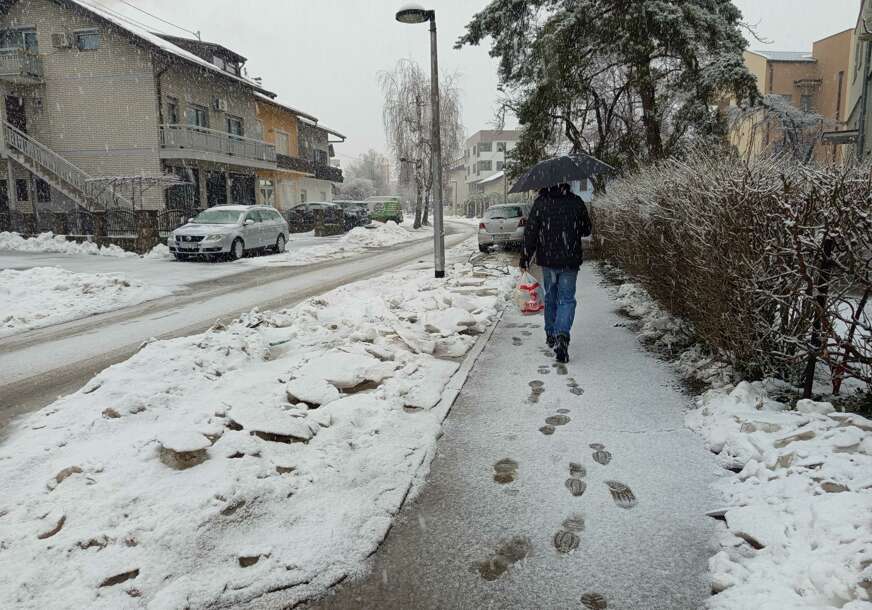 (VIDEO, FOTO) Pahulje padaju na bljuzgavicu i led: U Banjaluci veje, pogledajte predstoji li nam opet SNJEŽNI KOLAPS