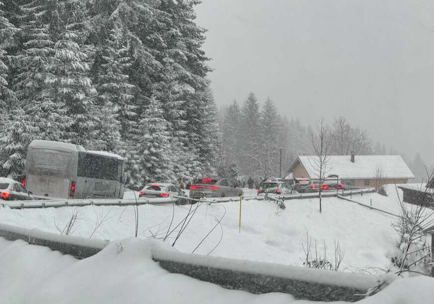 otežan saobraćaj zbog snijega na putu Pale - Jahorina