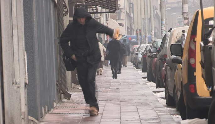 (FOTO) "Izgledalo je jezivo, glava mi se ODBILA od beton" Mladić se okliznuo na ledu, a kada je pogledao snimak pada ZALEDIO SE OD STRAHA