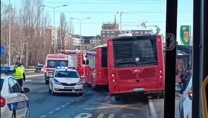 SUDAR DVA GRADSKA AUTOBUSA Više osoba povrijeđeno, među njima i dijete, na terenu Hitna i policija
