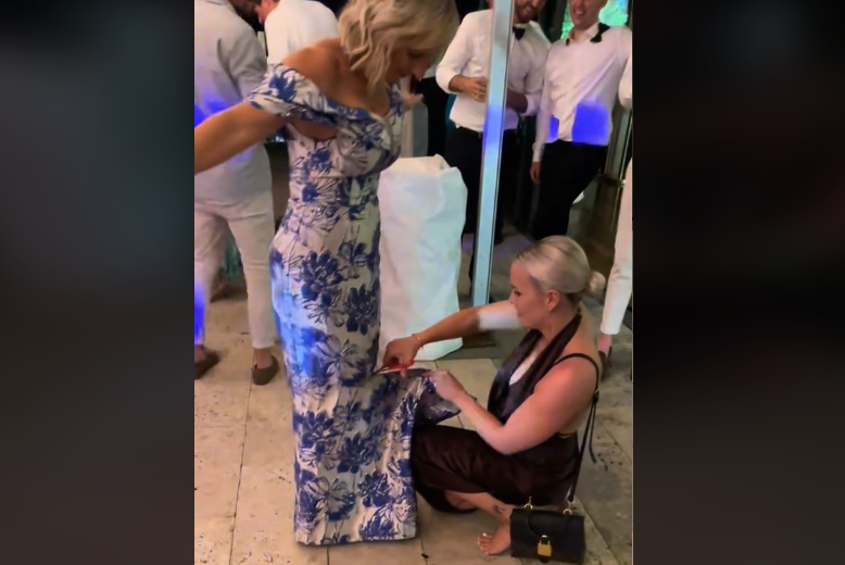 (VIDEO) SVEKRVA IZ PAKLA Žena na vjenčanju svog sina došla do podijuma, pa potezom naljutila sve "Vrišti LJUBOMORA iz nje"