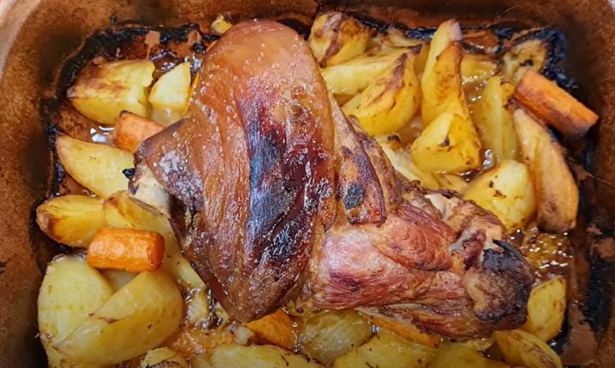 Napravite specijalitet kuće kao šef kuhinje: Recept za svinjsku koljenicu sa krompirom u rerni, 7 jezika govori