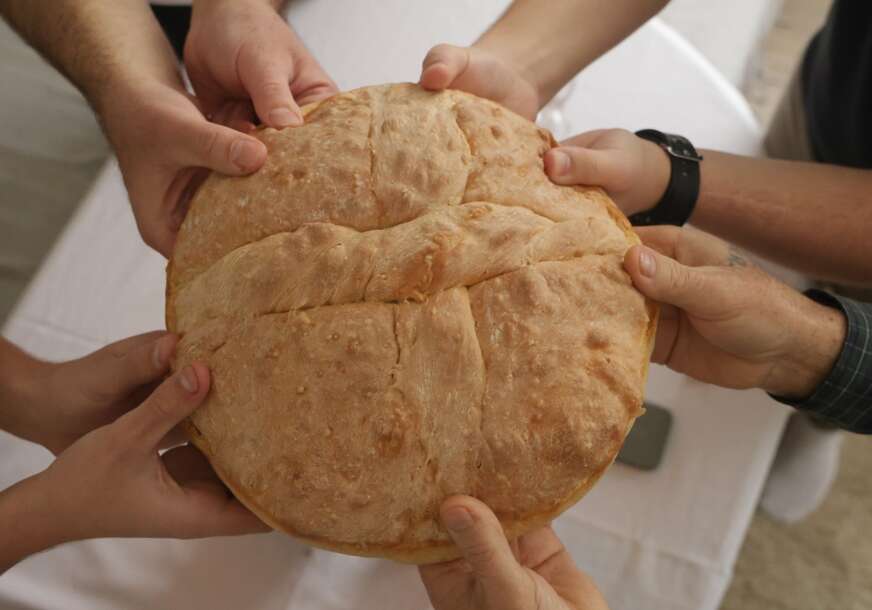 lomljenje česnice za božič