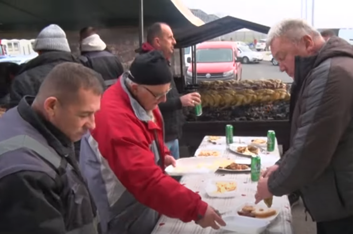 (VIDEO) Danas je njihov dan: Na carinskom terminalu u Čatrnji pripremljeno 1.000 obroka za vozače i špeditere