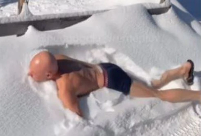 (VIDEO) PUCA OD ZDRAVLJA Stariji gospodin u gaćama i papučama izašao na MINUS 7 STEPENI i SKOČIO U SNIJEG, u 2 poteza natjerao mnoge da se stresu