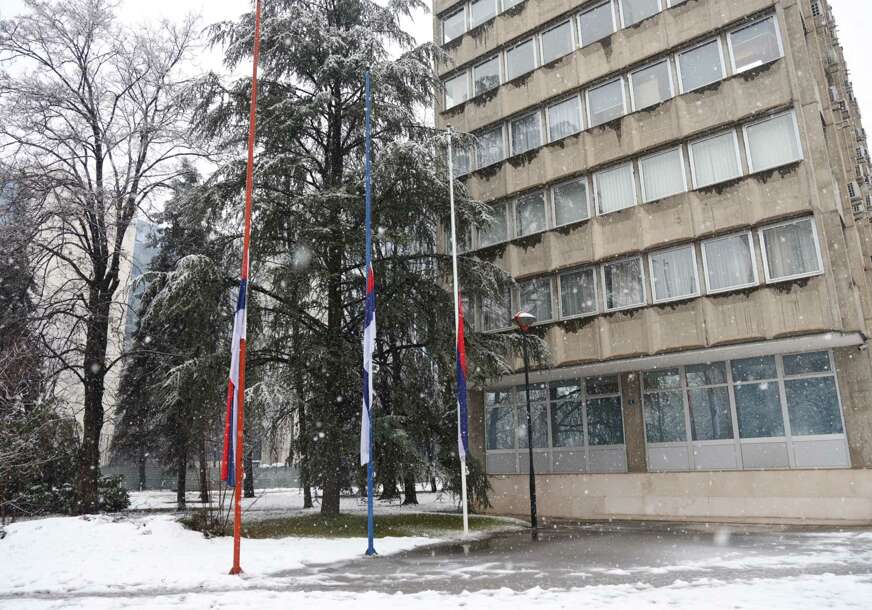 (FOTO) U Banjaluci ZASTAVE NA POLA KOPLJA: U Srpskoj dan žalosti zbog nezamislive tragedije u Cetinju
