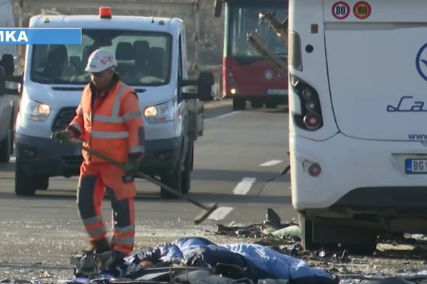 (FOTO) Poginule 2, a povrijeđene 24 osobe: Detalji jezivog sudara autobusa, 1 od njih preticao, pa se DIREKTNO ZAKUCAO u drugi