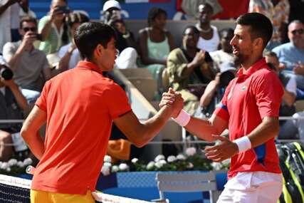 (VIDEO) SRBIN I ŠPANAC NAPRAVILI ŠOU Đoković i Alkaras igrali tenis NA KAMILAMA u glavnom gradu Katara