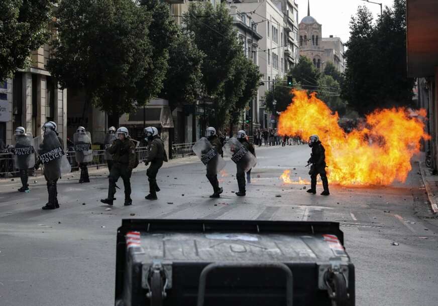 (VIDEO) Protesti u Grčkoj prerasli u erupciju nasilja: Trg Sintagma borbena zona policije i mladih, leti suzavac, ljudi padaju u nesvijest