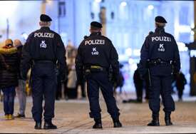 JURIO 100 NA SAT KROZ ŠETALIŠTE Vozač porijeklom iz BiH pokušao pregaziti policajca u Austriji