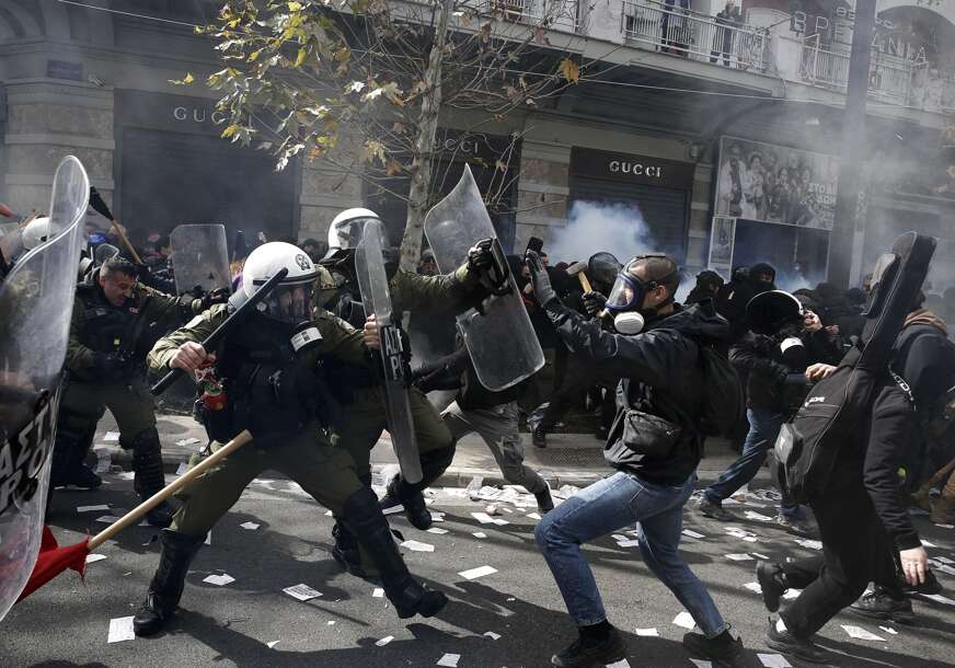 (VIDEO, FOTO) PROTESTI SE OTIMAJU KONTROLI Policija upotrijebila suzavac tokom demonstracija u Atini