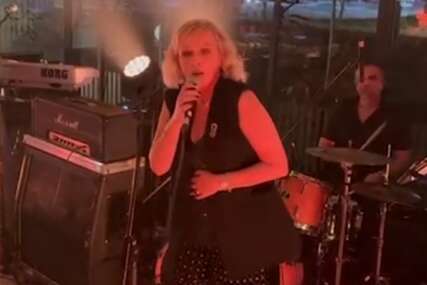 (VIDEO) KOGA OVAKAV POKLON NE BI OBORIO S NOGU Vanna pjevala na privatnom slavlju, a jedna pjesma bacila je sve u trans