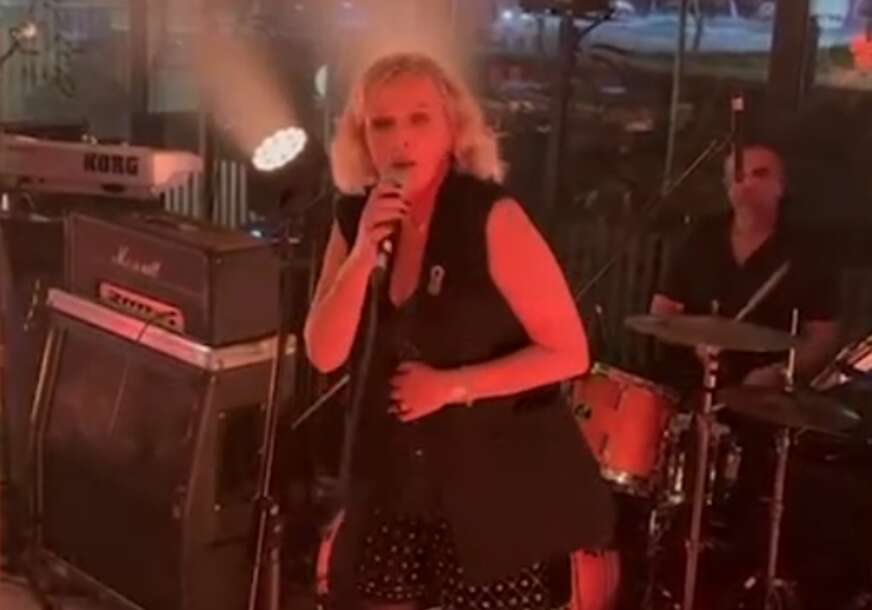 (VIDEO) KOGA OVAKAV POKLON NE BI OBORIO S NOGU Vanna pjevala na privatnom slavlju, a jedna pjesma bacila je sve u trans