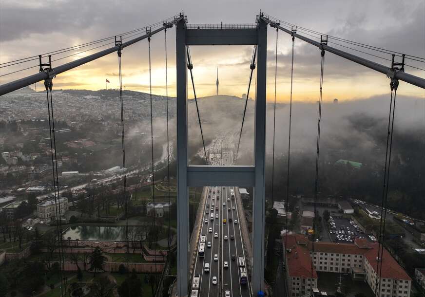 izlazak sunca nad maglovitim Istanbulom