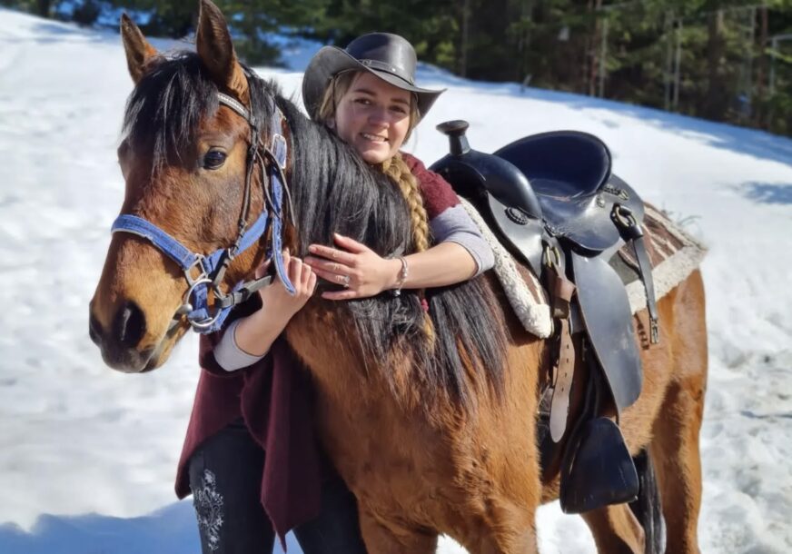(FOTO) KAUBOJSKI ŽIVOT NA MODERAN NAČIN Mlada Ana napustila grad i otišla da živi na Durmitor