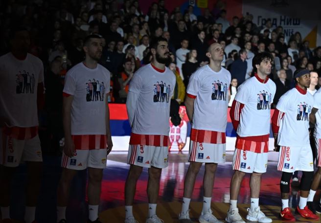 (FOTO) Sjajna poruka iz Niša: Igrači Crvene zvezde i Partizana pokazali humanost pred početak derbija