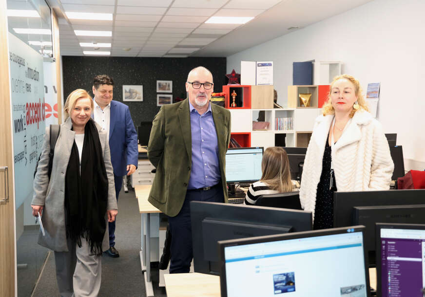 (VIDEO, FOTO) „Vremena su teška“ Švajcarski ambasador u BiH posjetio redakciju Srpskainfo, pa odgovorio na pitanje da li EU PRIJETI RASPAD