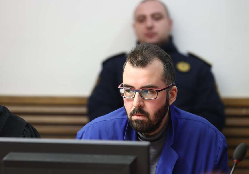 "UNIŠTIO ME JE KAO DIJETE" Ubica Nermine Ravlić napravio incident, sudnicom odjekivale psovke i uvrede
