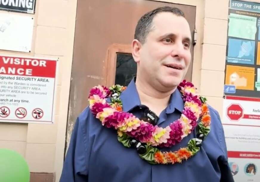 (VIDEO, FOTO) „SVI GLEDAJU U TELEFONE“ Amerikanac izašao iz zatvora nakon 30 godina, pa otkrio šta je pomoglo da se dokaže njegova NEVINOST