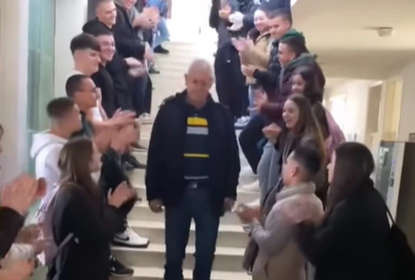(VIDEO) "BIO JE STUB NAŠE ŠKOLE" Srednjoškolci priredili dirljiv ispraćaj u penziju domaru Neđi