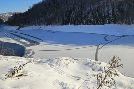 (VIDEO) Popularno jezero osvanulo pod debelim ledom: Temperatura PALA ISPOD MINUS 20 STEPENI, mještani ne pamte ovako hladan mjesec