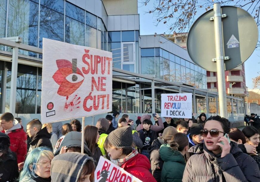 (VIDEO, FOTO) NOVI SAD NA NOGAMA Studenti i profesori traže rektora, roditelji ispred Spensa, srednjoškolci u protestnoj šetnji