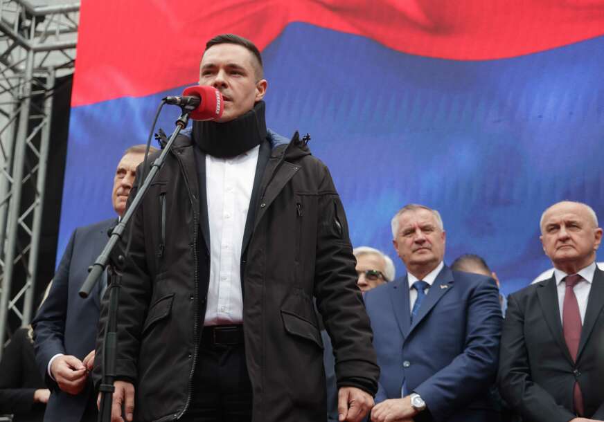 Miloš Bukejlović se obraća narodu na mitingu podrške Miloradu Dodiku