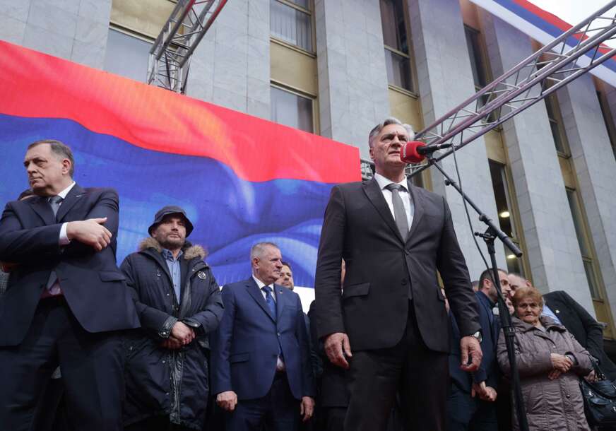 Siniša Karan se obraća narodu na mitingu podrške Miloradu Dodiku