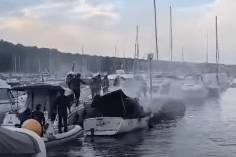 (VIDEO) GORE BRODOVI Požar u luci u Splitu, vatrogasci na licu mjesta
