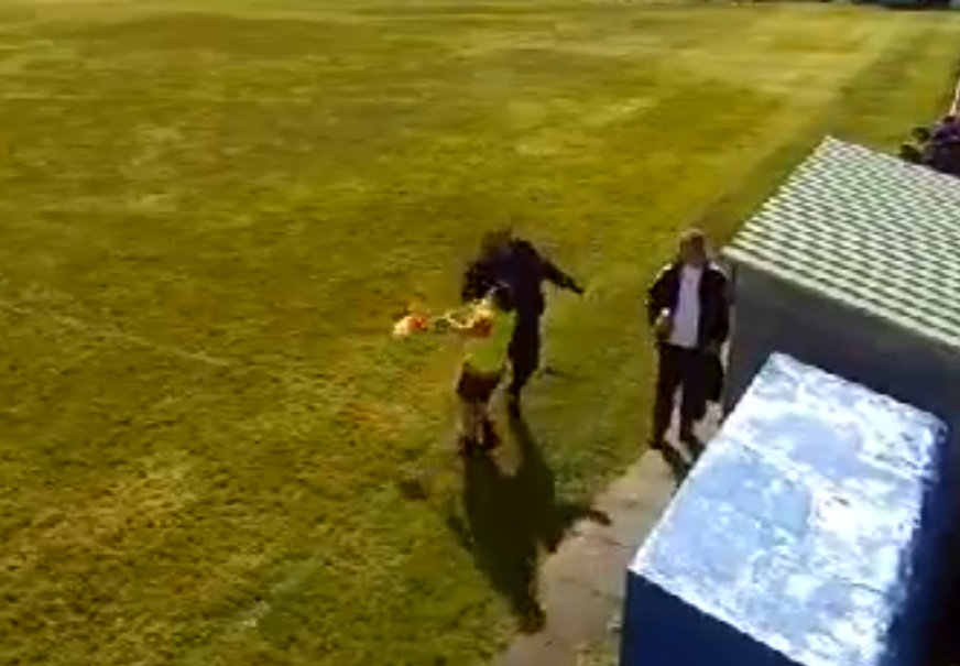 (VIDEO) Drama u Engleskoj dobila epilog: Fudbalski trener udario sudiju, pa dobio doživotnu zabranu