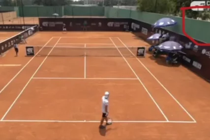 (VIDEO) Nesvakidašnja situacija na teniskom turniru: Meč zaustavljen zbog pucnjave, pored terena prolazio TENK