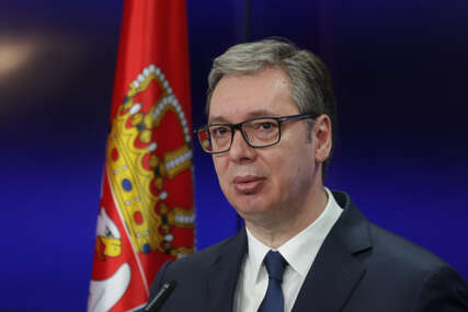 (FOTO) "Da nam veliki svetac čuvaj Srbiju" Vučić SLAVI NIKOLJDAN, sa bratom i sinom odnio kolač u crkvu