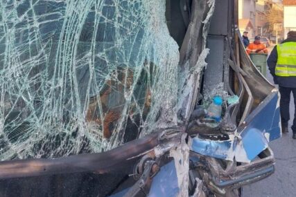 AUTOBUS UDARIO DIJETE (2) Bijesni mještani uništili vozilo, palicama udarali u staklo