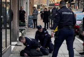 (VIDEO) Dvojica službenika ga oborili na zemlju i drže na trotoaru: Snimak HAPŠENJA NAPADAČA koji je nožem nasrnuo na policajca