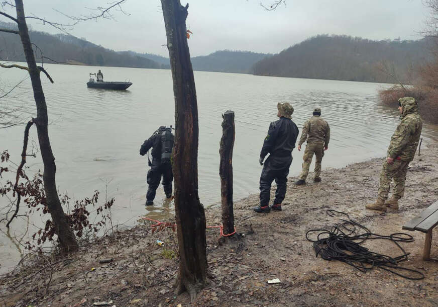 (FOTO) Na obali pronađena PRAZNA FLAŠA SONE KISELINE: Ronioci pretražuju jezero Drenova u potrazi za UBICOM Emirom Selimovićem