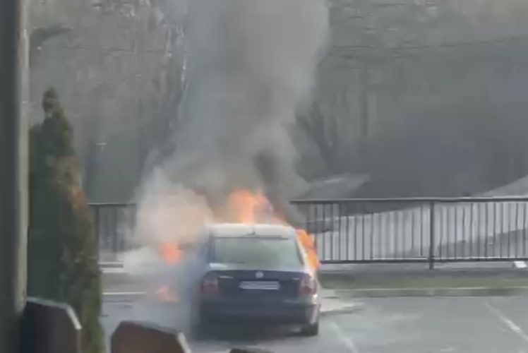 (VIDEO) GORI AUTO Zapalilo se vozilo ispred manastira u Krupi na Vrbasu, vatrogasci na terenu